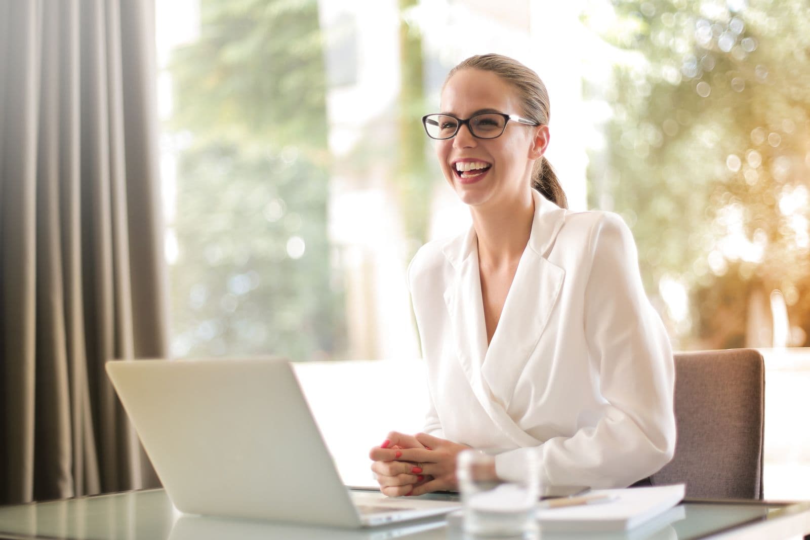 Profesional sonriendo en su espacio de trabajo